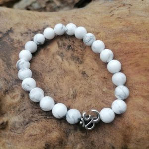 Pulsera Howlite + Om